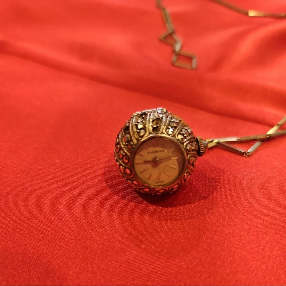 Beautiful Vintage Huguenin Swiss ladies pendant necklace watch with chain1